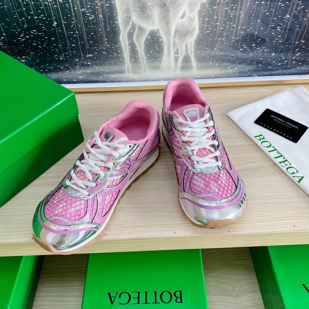p620🐮🐮High-end version, the original 1:1 couple style new model is on the shelves🔥BV Orbit sneakers Wang Yibo's same style couple's Dad Runner sneakers, made of lightweight technical mesh fabric. Features a geometric patterned rubber outsole. The outsole is made of color-blocked TPU outsole. Size: women’s shoes 35-40, men’s shoes 39-45.